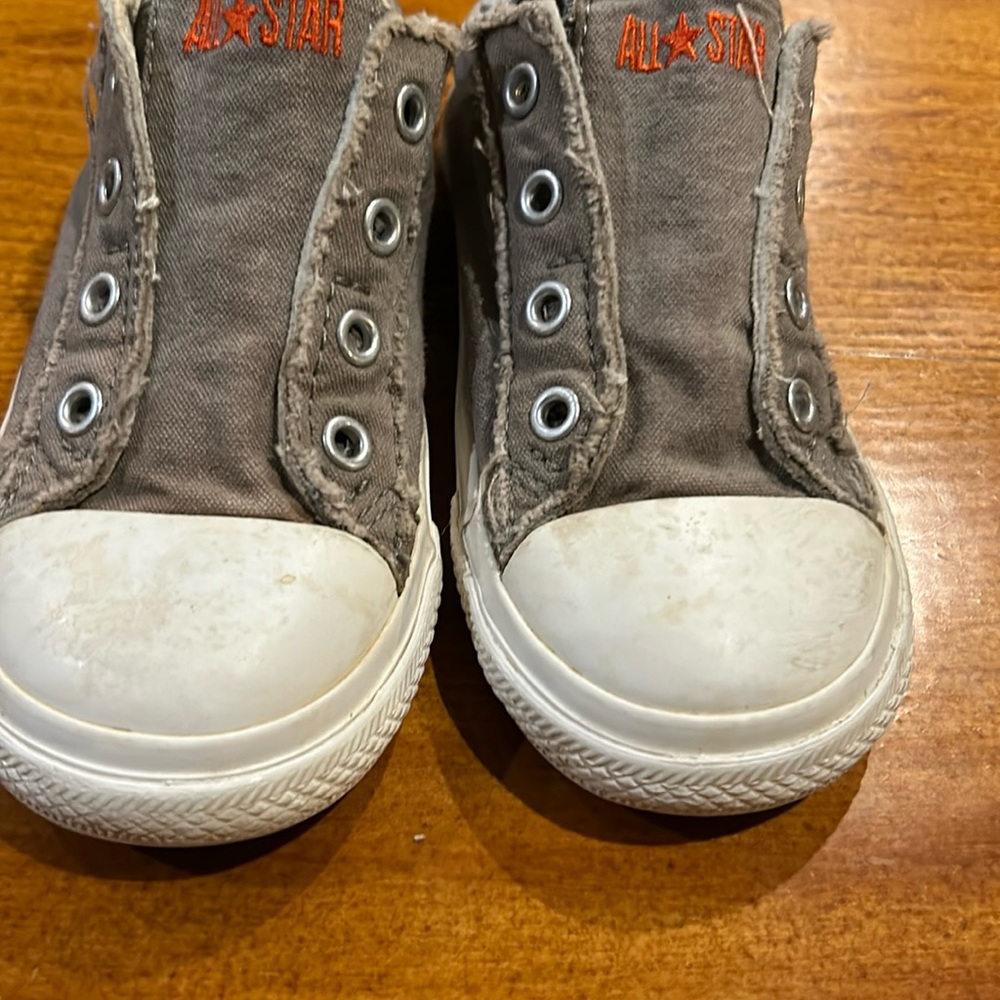 Boys size 1 Converse ALL STAR shoes.